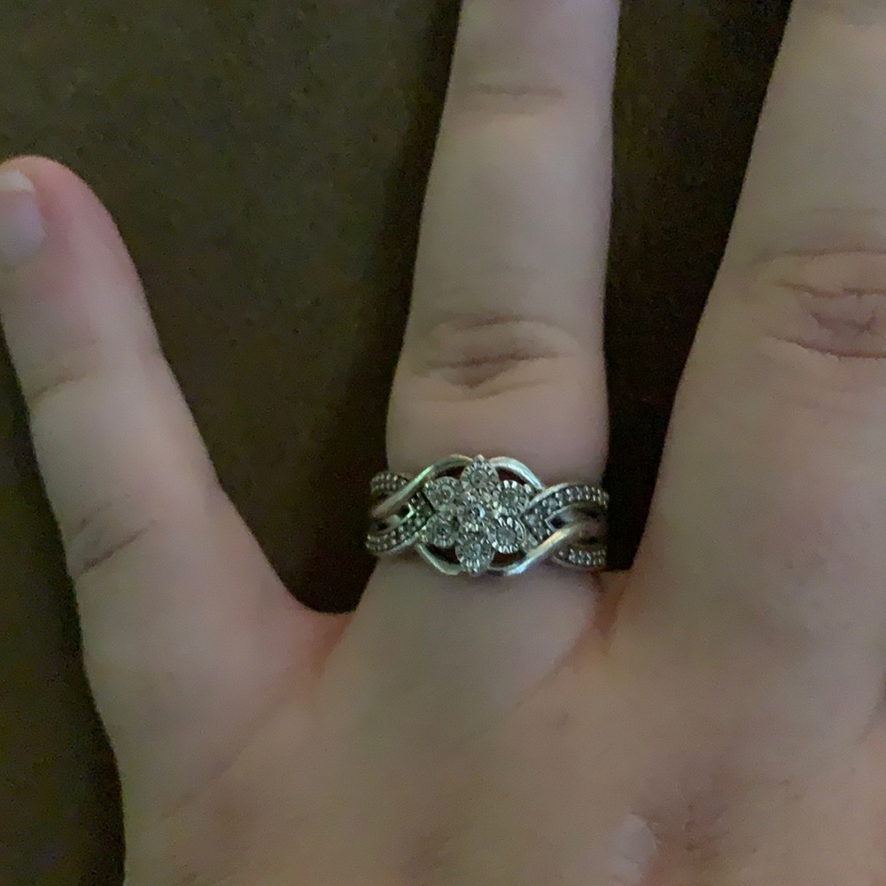 Floral diamond ring